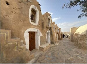 Casa berbera a Matmata, con pareti in terra battuta e ingressi a grotta che conducono alle stanze scavate nella roccia.