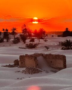 Rovine delle case in pietra del vecchio villaggio di Zaafrane parzialmente sepolte dalle sabbie mobili del Grand Erg Oriental in Tunisia.