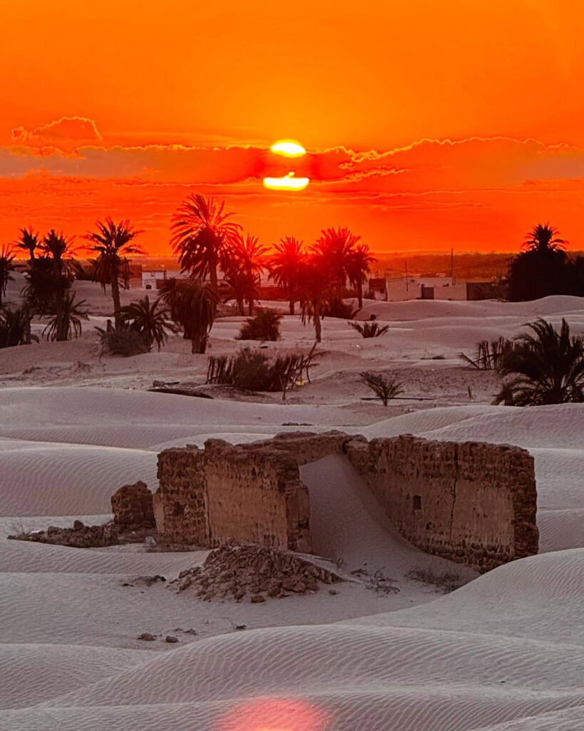 Rovine delle case in pietra del vecchio villaggio di Zaafrane parzialmente sepolte dalle sabbie mobili del Grand Erg Oriental in Tunisia.